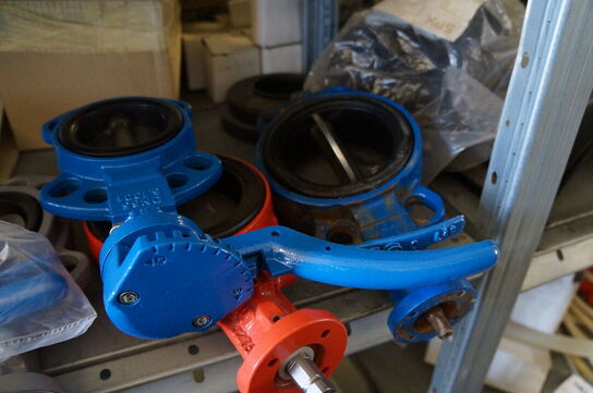 Indhold på reol af diverse reservedele