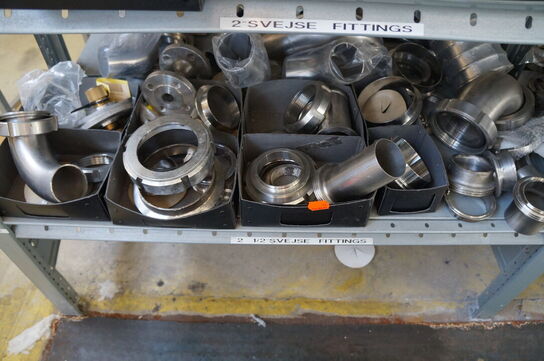 Indhold på reol af diverse reservedele