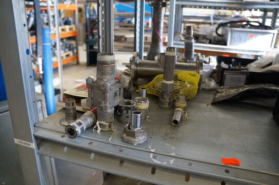 Indhold på reol af diverse reservedele