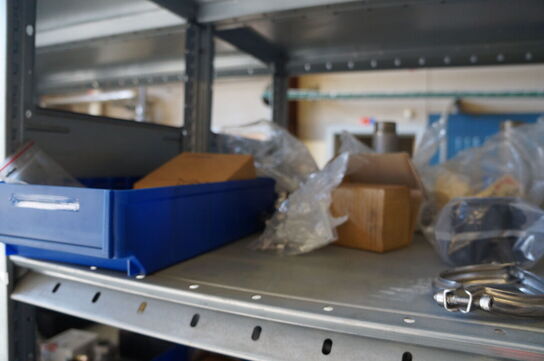 Indhold på reol af diverse reservedele