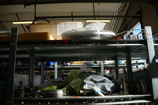 Indhold på reol af diverse reservedele