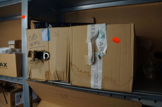 Indhold på reol af diverse reservedele