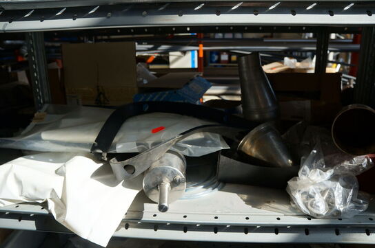 Indhold på reol af diverse reservedele