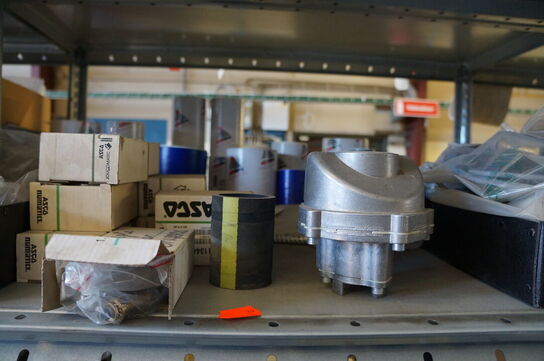 Indhold på reol af diverse reservedele