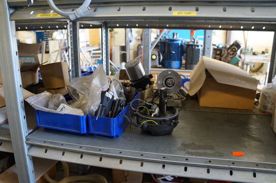 Indhold på reol af diverse reservedele