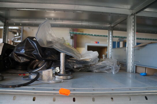 Indhold på reol af diverse reservedele