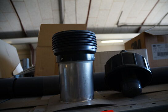 Indhold på reol af diverse reservedele