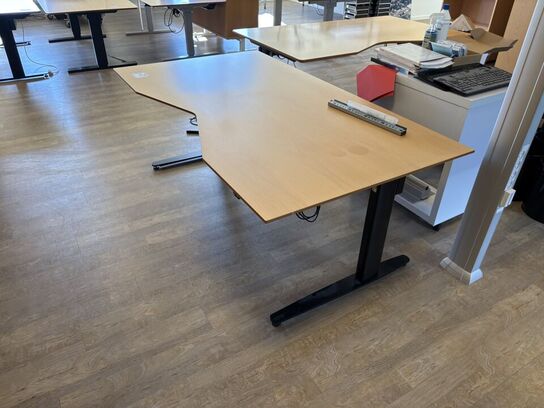 2 stk. hæve-/sænkeborde inkl. Diverse kontorartikler
