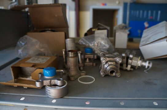 Indhold på reol af diverse reservedele