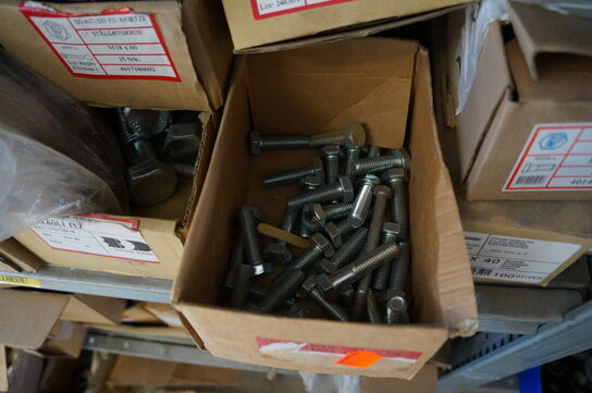 Indhold på reol af diverse reservedele