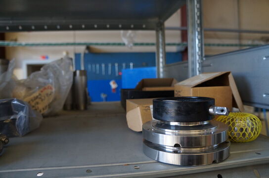 Indhold på reol af diverse reservedele