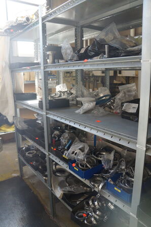 Indhold på reol af diverse reservedele