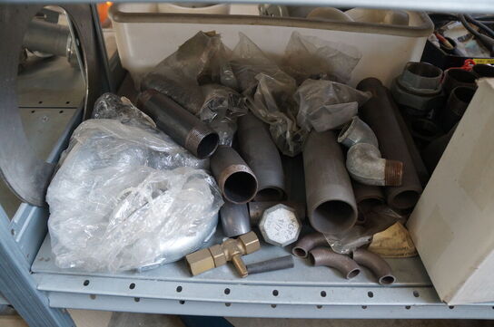 Indhold på reol af diverse reservedele