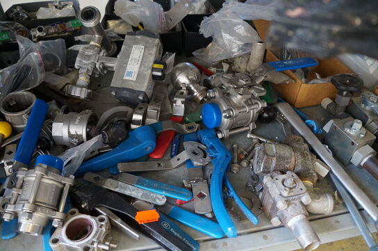 Indhold på reol af diverse reservedele