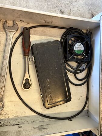 Værkstedsskab med indhold