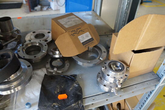 Indhold på reol af diverse reservedele