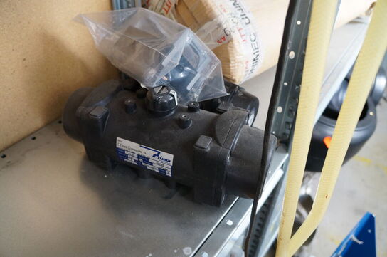 Indhold på reol af diverse reservedele