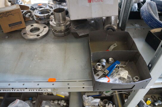 Indhold på reol af diverse reservedele