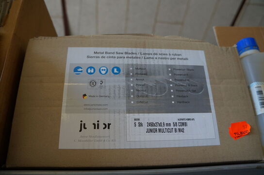 Indhold på reol af diverse reservedele