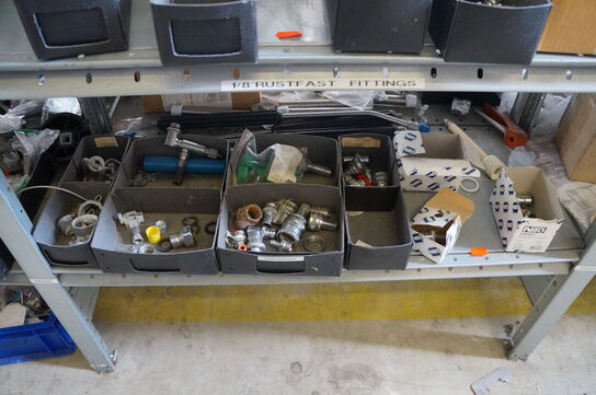 Indhold på reol af diverse reservedele