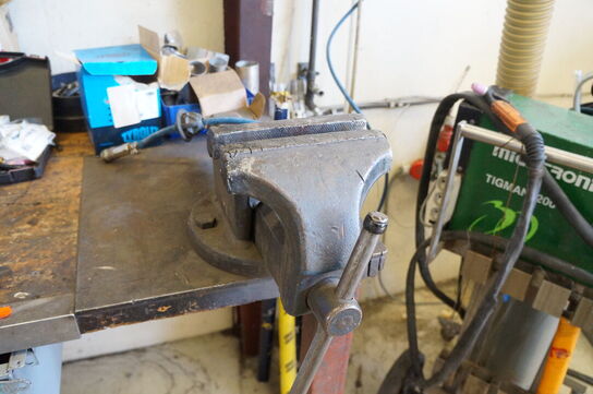 Svejse/arbejdsbord med indhold