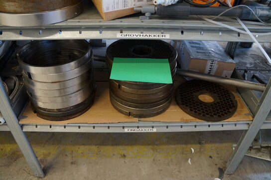 Indhold på reol af diverse reservedele