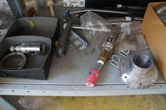 Indhold på reol af diverse reservedele