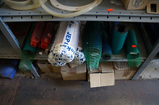 Indhold på reol af diverse reservedele