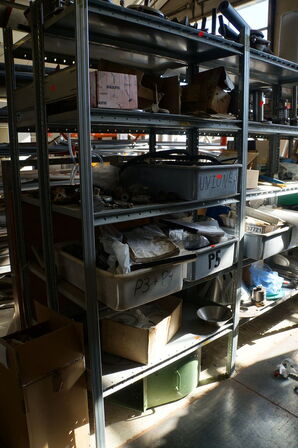 Indhold på reol af diverse reservedele