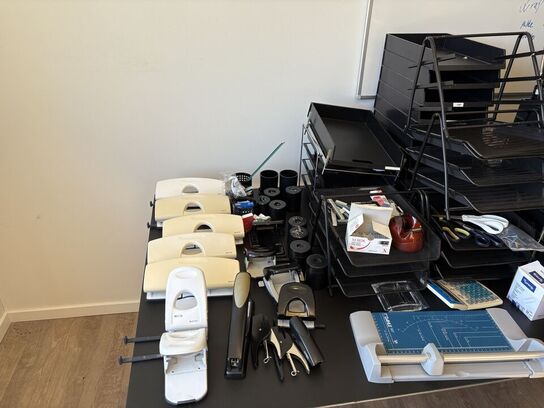 Bord inkl. Diverse kontorartikler