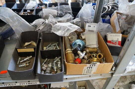 Indhold på reol af diverse reservedele