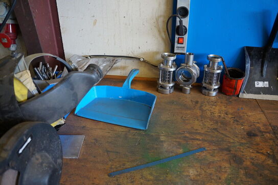 Svejse/arbejdsbord med indhold