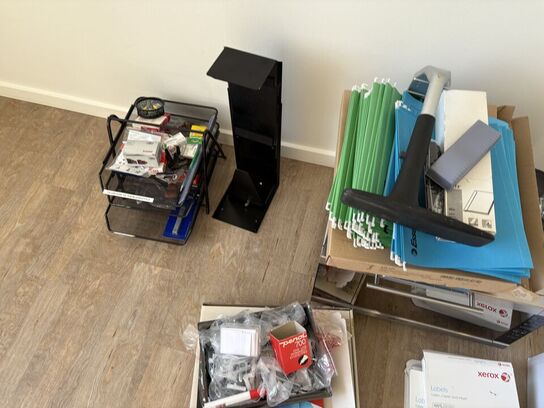 Bord inkl. Diverse kontorartikler