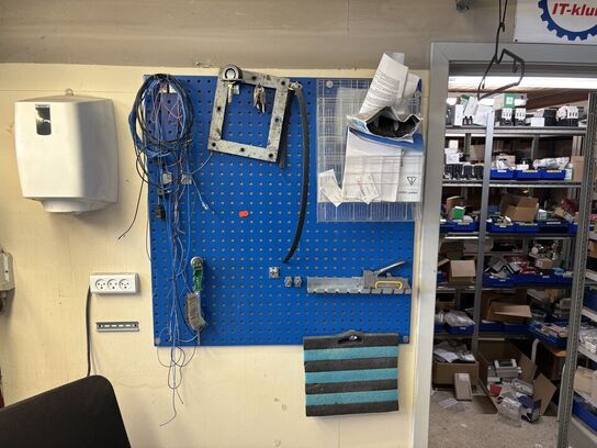 2 stk. værkstedsophæng, topnøglesæt, m.v.