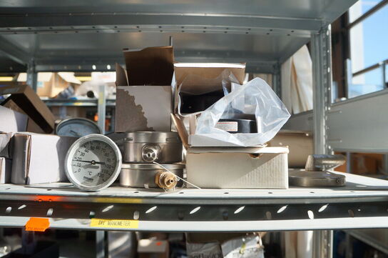 Indhold på reol af diverse reservedele