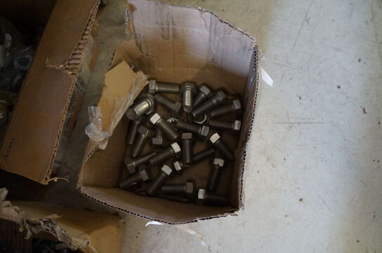 Indhold på reol af diverse reservedele