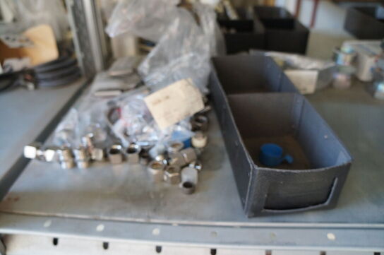 Indhold på reol af diverse reservedele