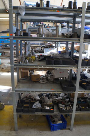 Indhold på reol af diverse reservedele