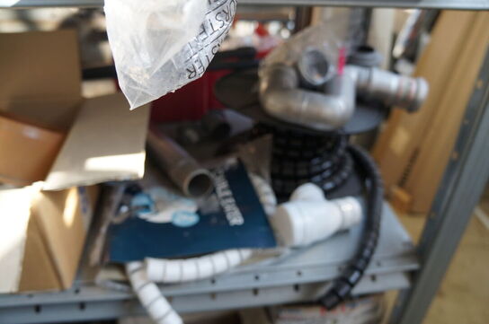 Indhold på reol af diverse reservedele