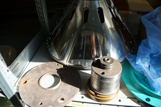 Indhold på reol af diverse reservedele