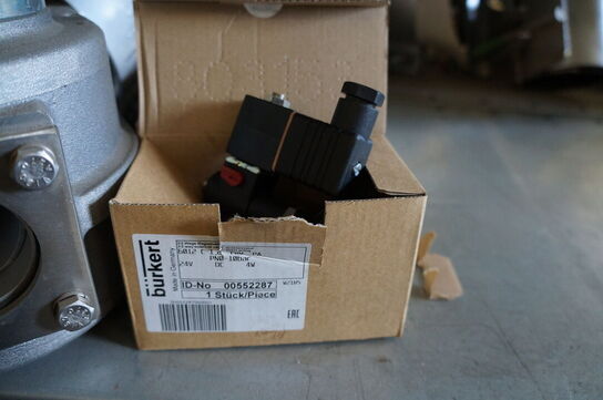 Indhold på reol af diverse reservedele