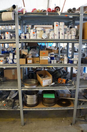 Indhold på reol af diverse reservedele