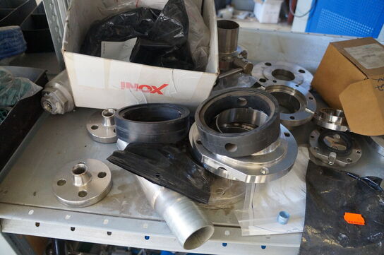 Indhold på reol af diverse reservedele