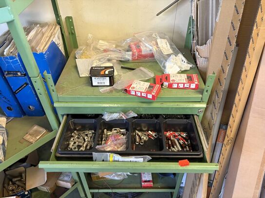 Sortimentsreol med indhold