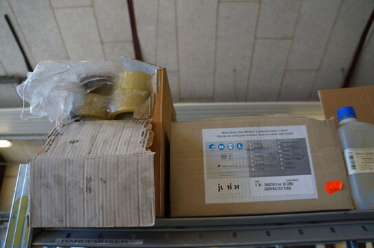 Indhold på reol af diverse reservedele