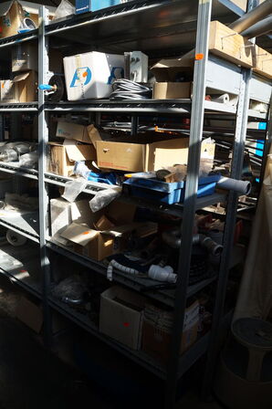 Indhold på reol af diverse reservedele