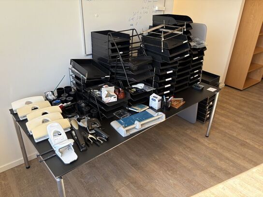 Bord inkl. Diverse kontorartikler