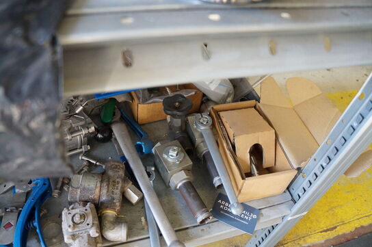 Indhold på reol af diverse reservedele