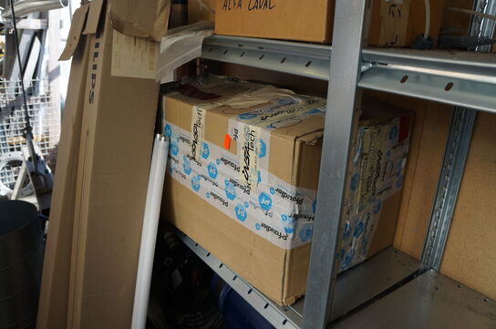 Indhold på reol af diverse reservedele