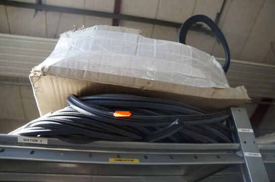 Indhold på reol af diverse reservedele